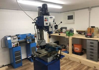 Eine Maschine für Waffen in einer Werkstatt.